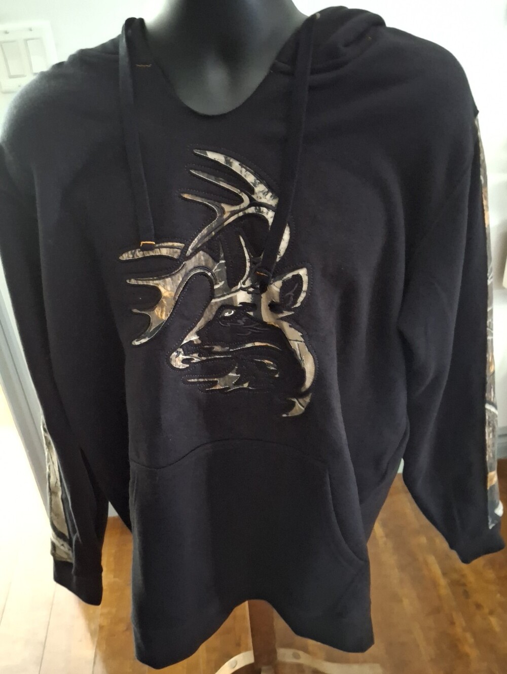 NWT Legendary Whitetails Camo- Deer Appliqué Mens Outfitter Hoodie - Large